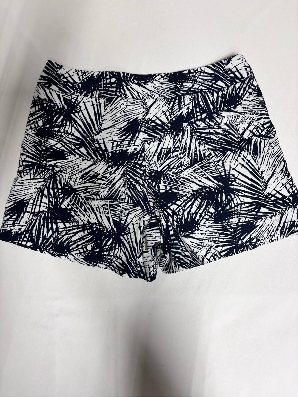 Margaret M Slimming Sport Women’s Shorts M Black White Abstract. Made in Canada - Picture 5 of 5